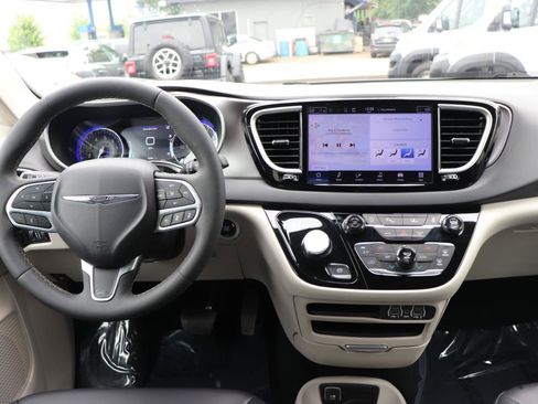 Used 2024 Chrysler Pacifica Touring-L FWD image 19
