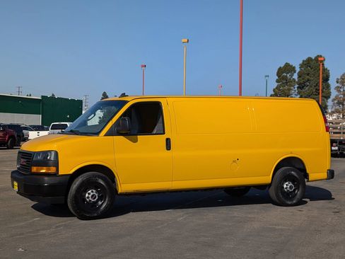 Used 2018 GMC Savana 2500 Extended w/ Driver Convenience Package RWD image 4