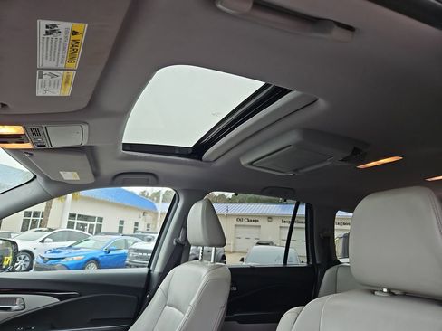 Used 2020 Honda Pilot Touring image 23