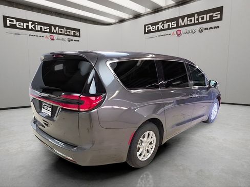 Used 2023 Chrysler Pacifica Touring-L image 5