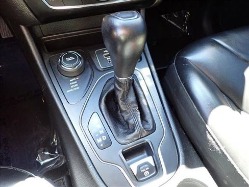 Used 2019 Jeep Cherokee Latitude Plus w/ Cold Weather Group AWD/4WD image 17