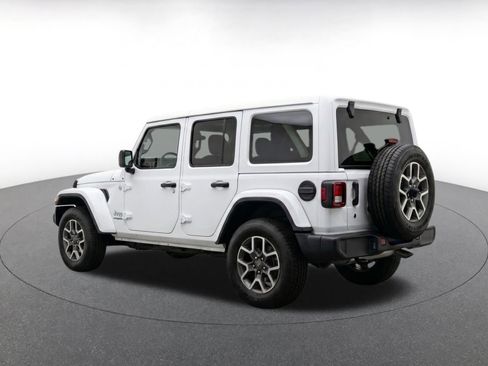 Used 2025 Jeep Wrangler Unlimited Sahara AWD/4WD image 6