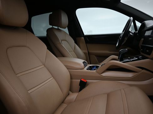 Used 2022 Porsche Cayenne image 16