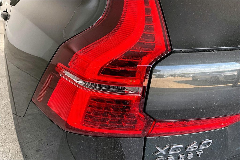 Used 2022 Volvo XC60 B5 Momentum AWD/4WD image 31