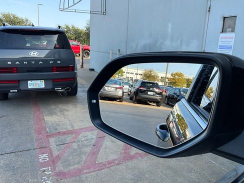 Used 2025 Volkswagen Atlas Cross Sport SE image 19