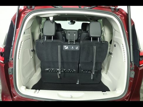 Used 2021 Chrysler Pacifica Touring-L w/ Uconnect Theater Family Group FWD image 12