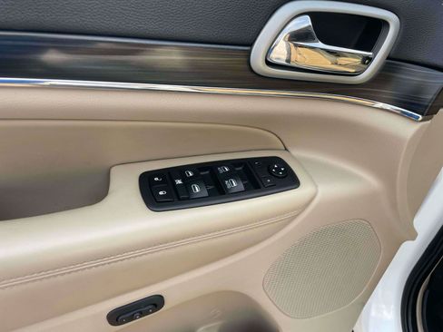 Used 2021 Jeep Grand Cherokee Limited w/ Sun & Sound Group AWD/4WD image 13