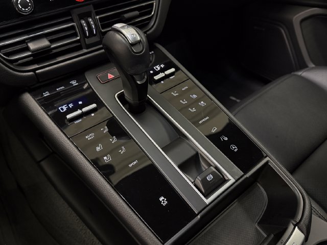 Certified 2026 Porsche Macan AWD/4WD image 18