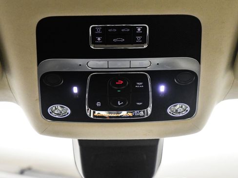 Used 2024 Bentley Flying Spur Plug-In Hybrid image 40