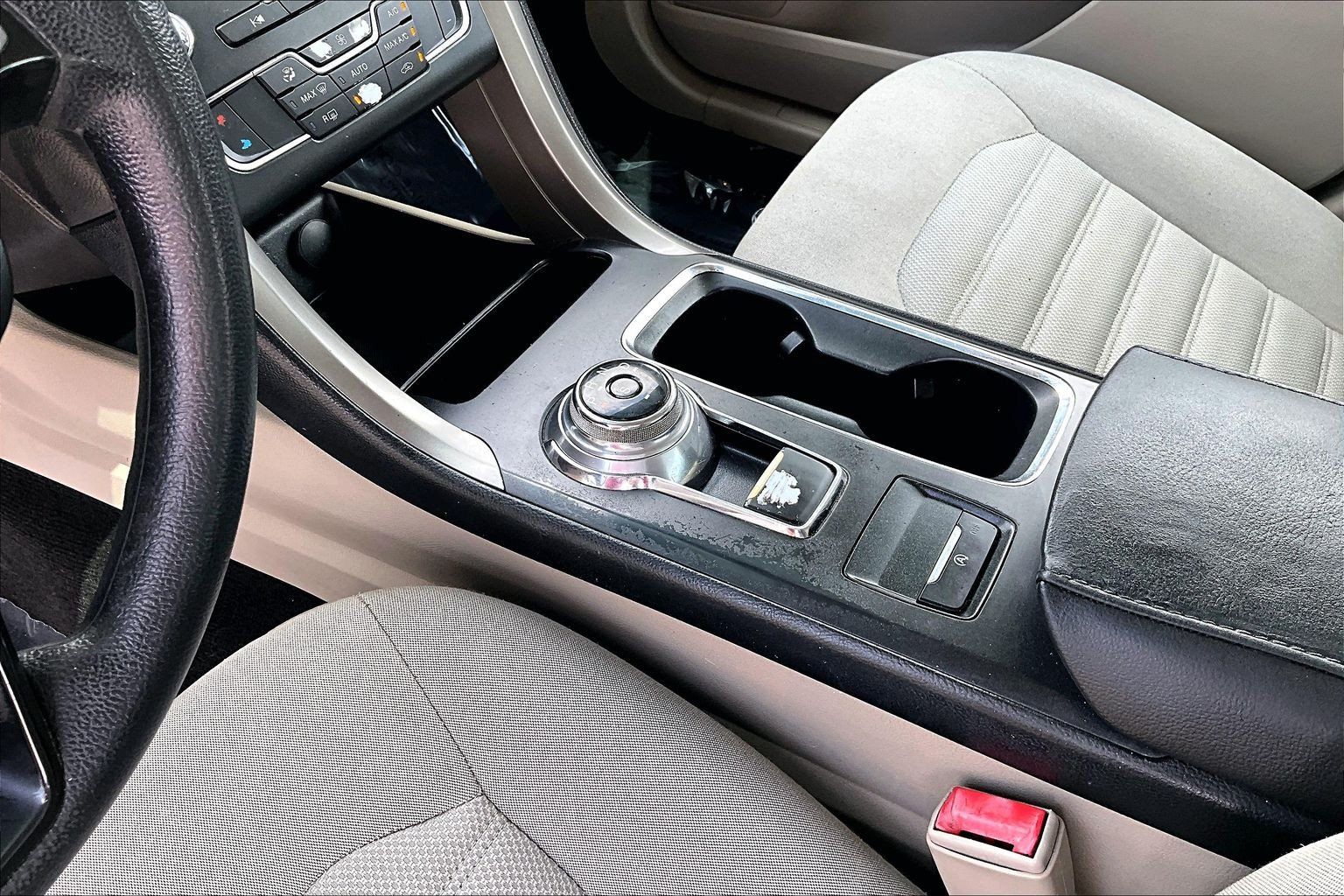Used 2019 Ford Fusion SE FWD image 13