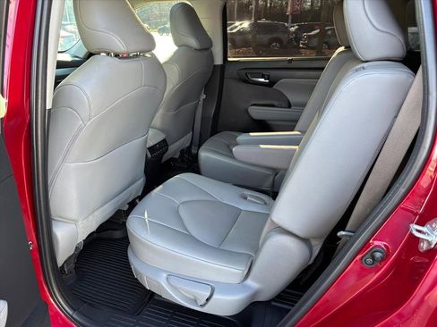 Used 2022 Toyota Highlander XLE image 19