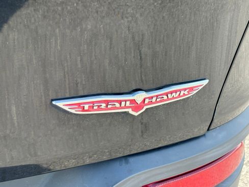 Used 2018 Jeep Cherokee Trailhawk w/ Comfort/Convenience Group AWD/4WD image 8
