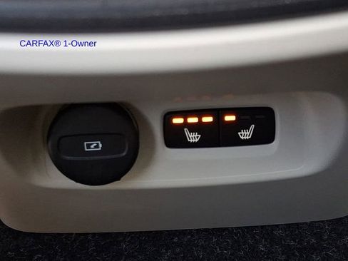 Used 2021 Volvo XC40 T5 Momentum w/ Premium Package image 12