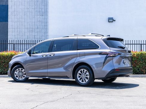 Used 2023 Toyota Sienna XLE FWD image 12