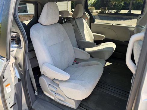 Used 2015 Toyota Sienna LE FWD image 22