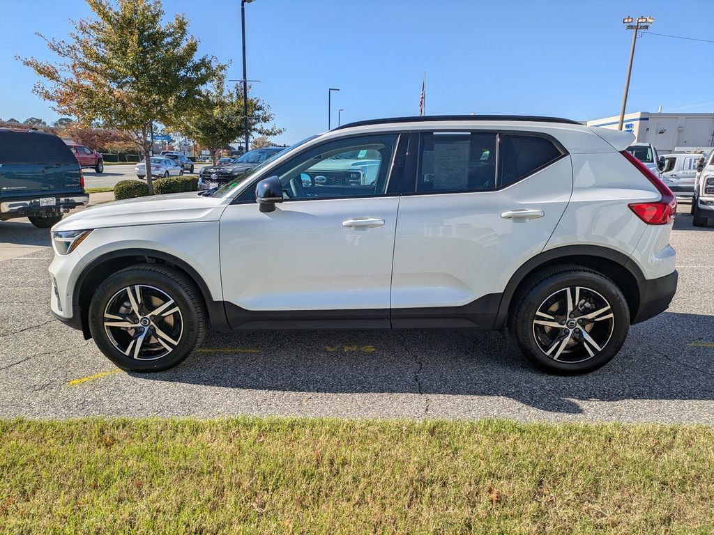 Certified 2023 Volvo XC40 B5 Plus w/ Driver Assist Package AWD/4WD image 7