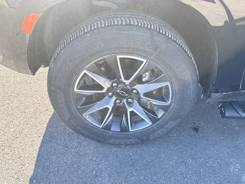 Used 2022 Chevrolet Suburban Z71 w/ Luxury Package image 9