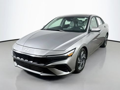 Used 2025 Hyundai Elantra Limited FWD image 3