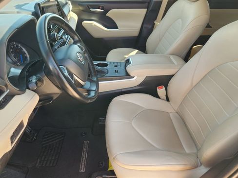 Used 2023 Toyota Highlander XLE FWD image 14