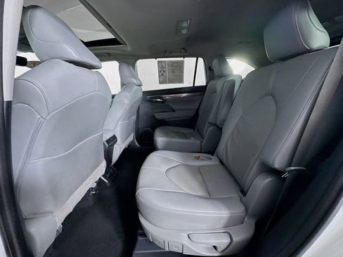 Used 2021 Toyota Highlander Limited image 23