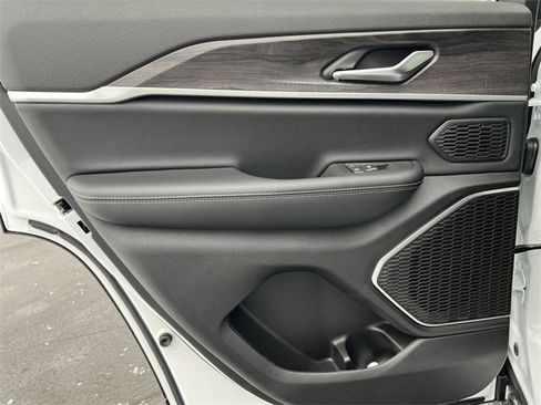 New 2025 Jeep Grand Cherokee Limited w/ Black Appearance Package image 35