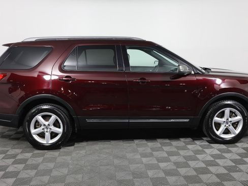 Used 2018 Ford Explorer XLT FWD image 4