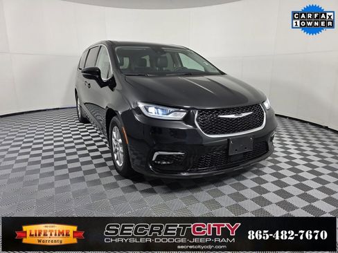 Used 2024 Chrysler Pacifica Touring-L image 1