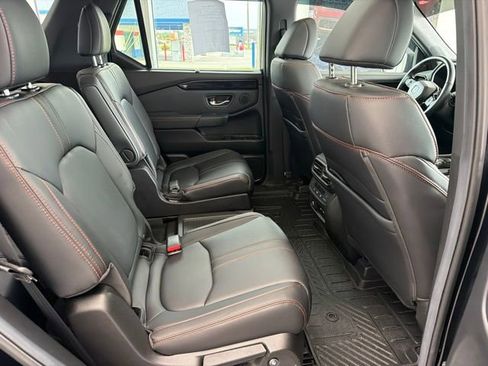 Used 2025 Honda Pilot TrailSport image 11