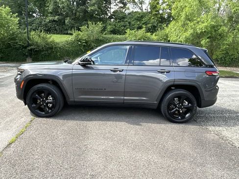 Used 2023 Jeep Grand Cherokee Altitude AWD/4WD image 4