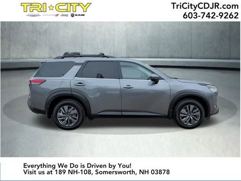 Used 2022 Nissan Pathfinder SV w/ SV Premium Package image 6