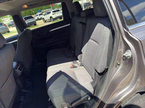 Used 2019 Toyota Highlander LE FWD image 12