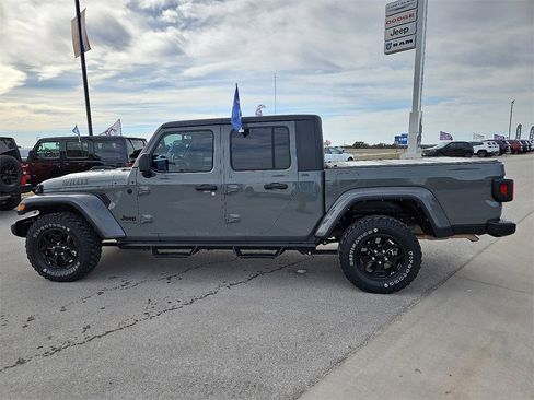 Used 2021 Jeep Gladiator Willys image 2