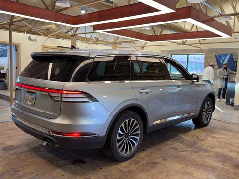 Used 2023 Lincoln Aviator Reserve image 3