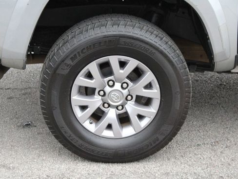 Used 2017 Toyota Tacoma SR5 image 31