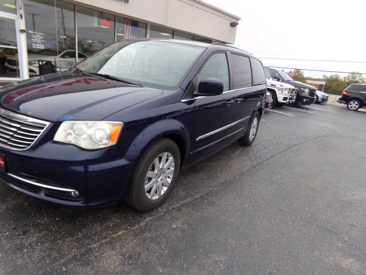 Used 2013 Chrysler Town & Country Touring FWD image 38