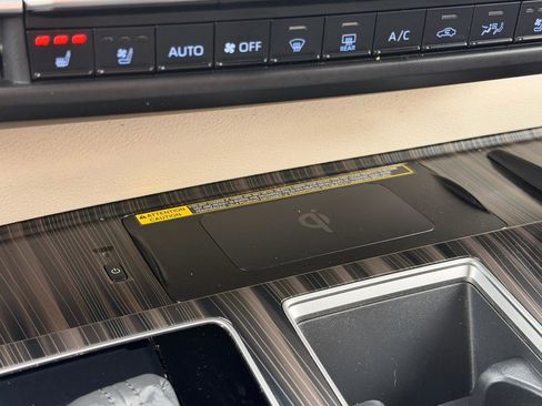 Used 2022 Toyota Sienna Platinum image 45