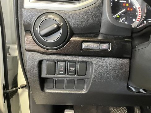 Used 2018 Nissan Titan SV w/ SV Convenience Package image 20