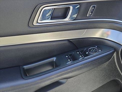Used 2018 Ford Explorer XLT FWD image 11