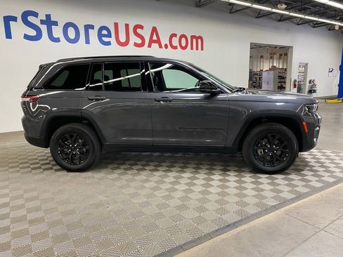 Used 2024 Jeep Grand Cherokee Altitude image 12