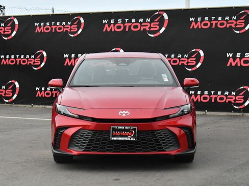 Used 2025 Toyota Camry SE image 2