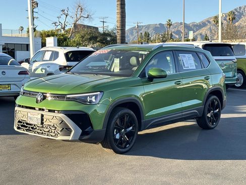 Certified 2025 Volkswagen Taos SE w/ Panoramic Sunroof Package image 3