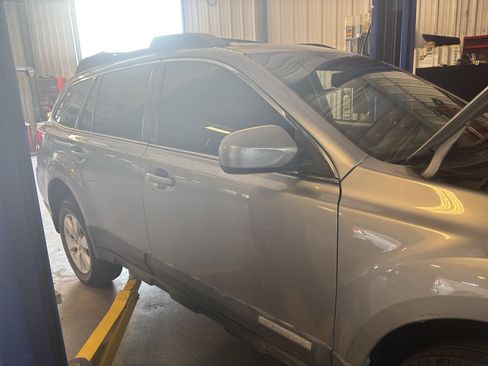 Used 2011 Subaru Outback 3.6R Limited AWD/4WD image 5