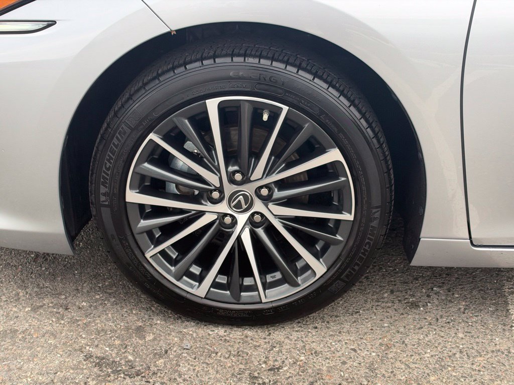 Used 2025 Lexus ES 300h w/ Premium Package FWD image 3
