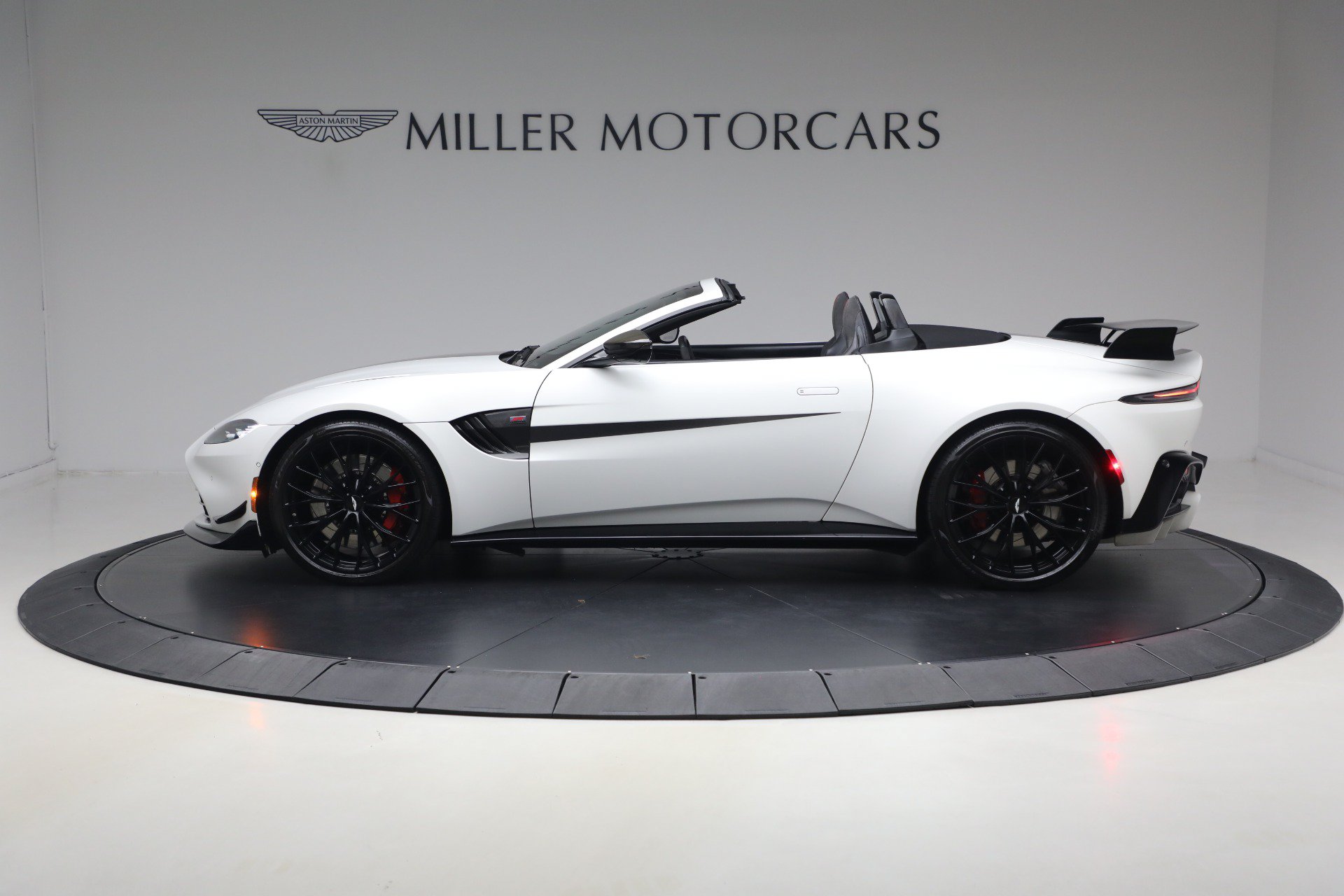 Used 2023 Aston Martin V8 Vantage Roadster RWD image 3