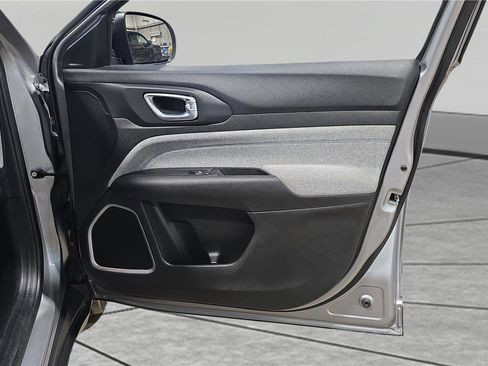 Used 2024 Jeep Compass Latitude image 24