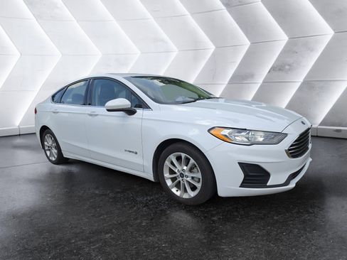 Used 2019 Ford Fusion SE FWD image 2