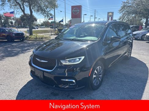 Used 2024 Chrysler Pacifica Select image 3