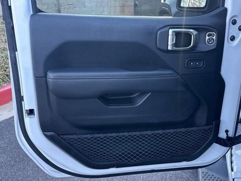 Used 2018 Jeep Wrangler Unlimited Sahara image 13