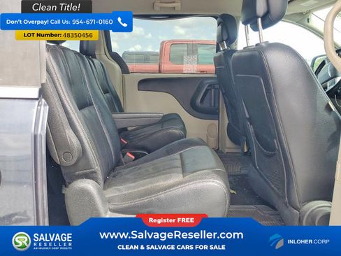 Used 2014 Chrysler Town & Country Touring FWD image 15