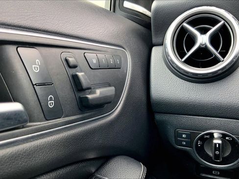 Used 2016 Mercedes-Benz GLA 250 4MATIC image 34